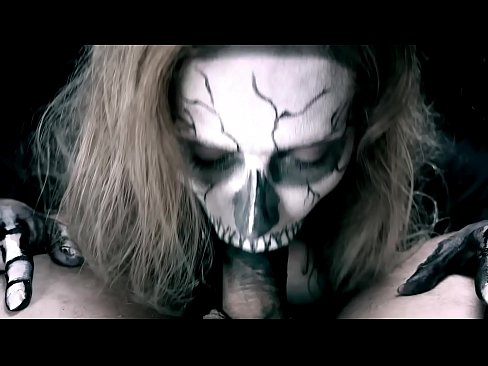 ❤️ Demonska djevojka siše kurac svojim crnim ustima i guta spermu. Seks video kod nas ☑